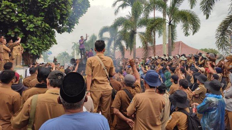 Gaji Tak Dibayar 3 Bulan, Perangkat Desa di Pandeglang Gelar Demo